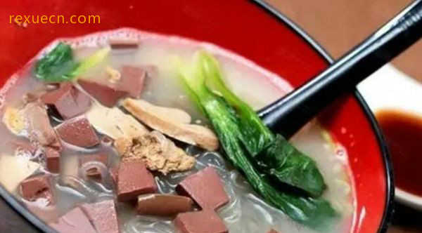 南京小吃：鸭血粉丝汤