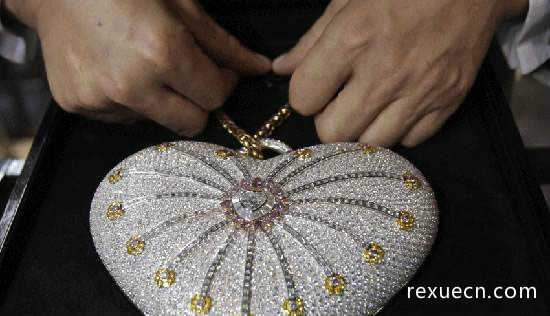 世界最昂贵手包：“一千零一夜” 18K金 4500颗钻石