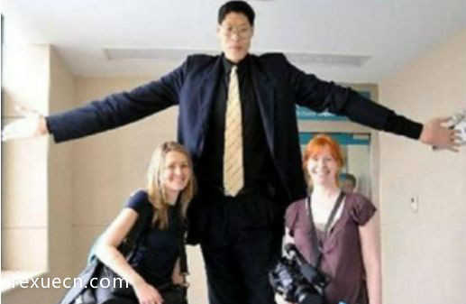 世界上最高的人 最高的竟有3.19米