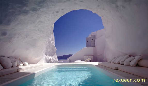 希腊圣托里尼的洞穴游泳池