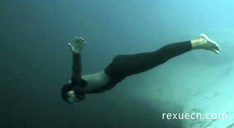 人类徒手潜水最深纪录 吉翁奈瑞深潜最高记录达113米